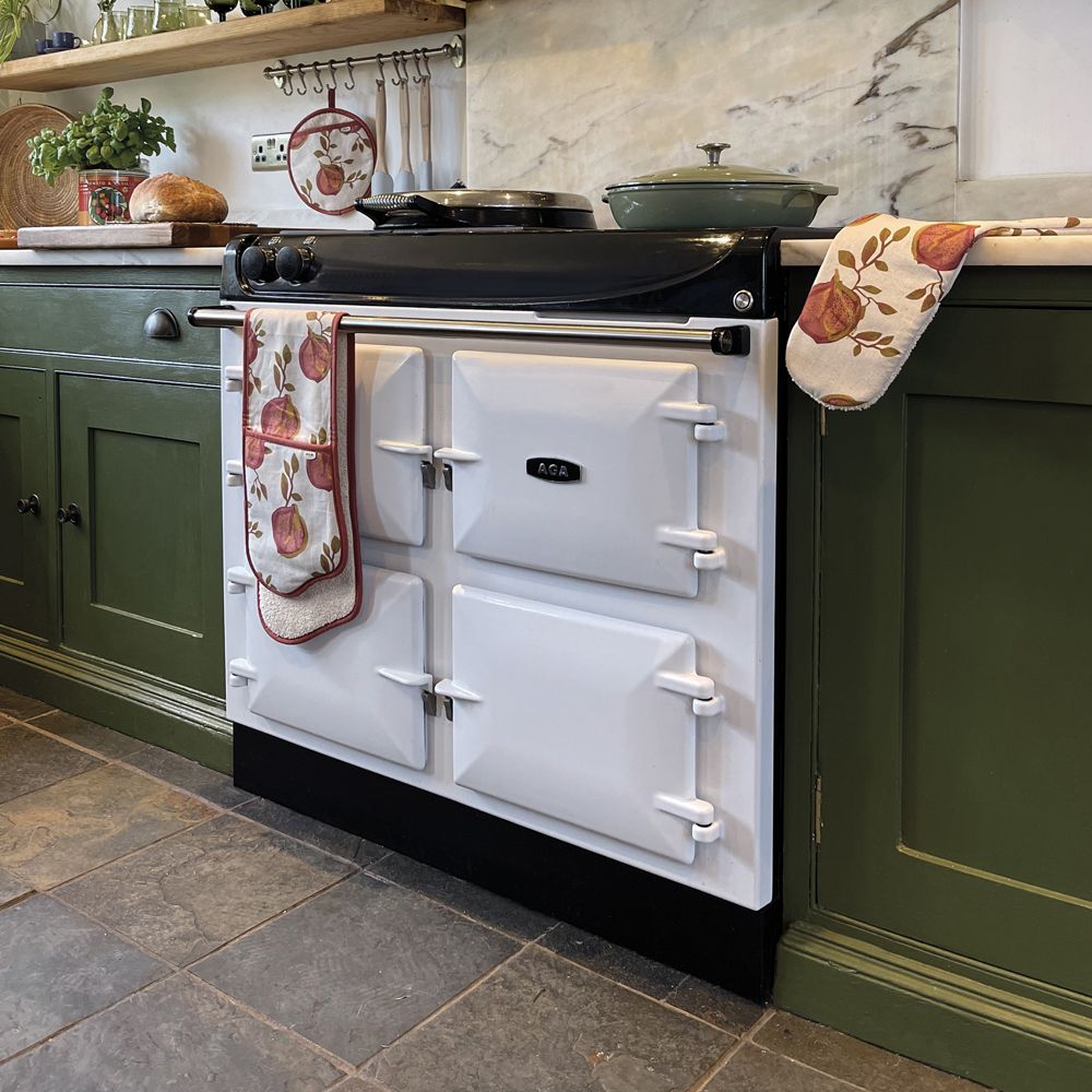AGA Pomegranate Ecru Tea Towel – AGA Cookware - WaterfordStanley.com
