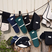 Load image into Gallery viewer, Cook&#39;s Collection All Black Double Oven Glove

